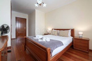 3 habitaciones, tabla de planchar con plancha, internet y ropa de cama 