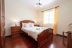 3 habitaciones, tabla de planchar con plancha, internet y ropa de cama 