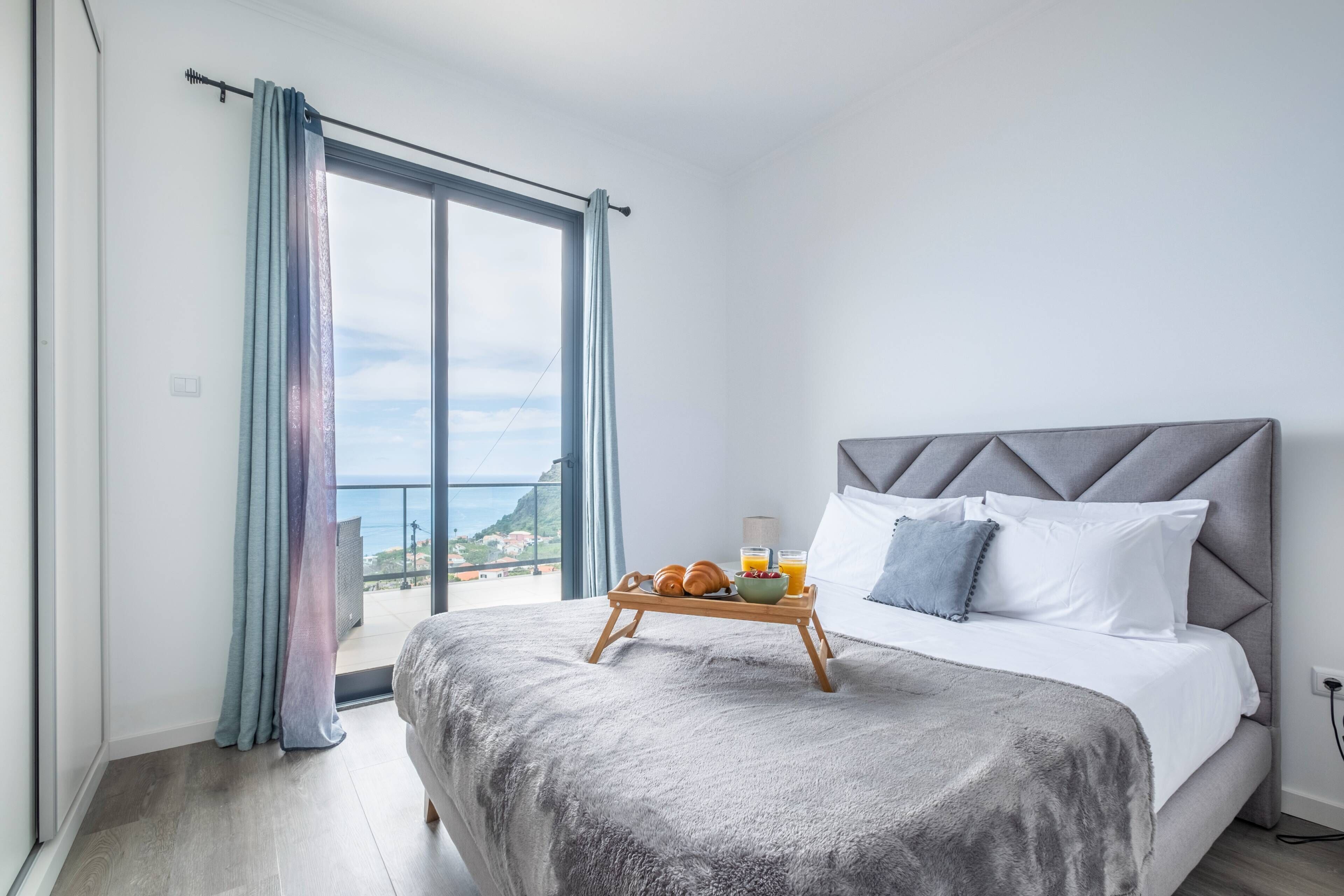 3 bedrooms, iron/ironing board, internet, bed sheets