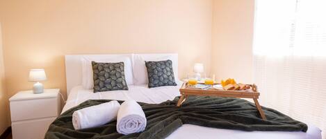 3 soverom, strykejern/-brett, internettilgang og sengetøy