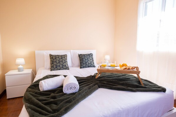 3 habitaciones, tabla de planchar con plancha, internet y ropa de cama