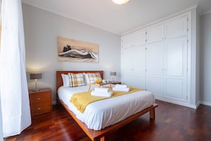 3 bedrooms, iron/ironing board, internet, bed sheets