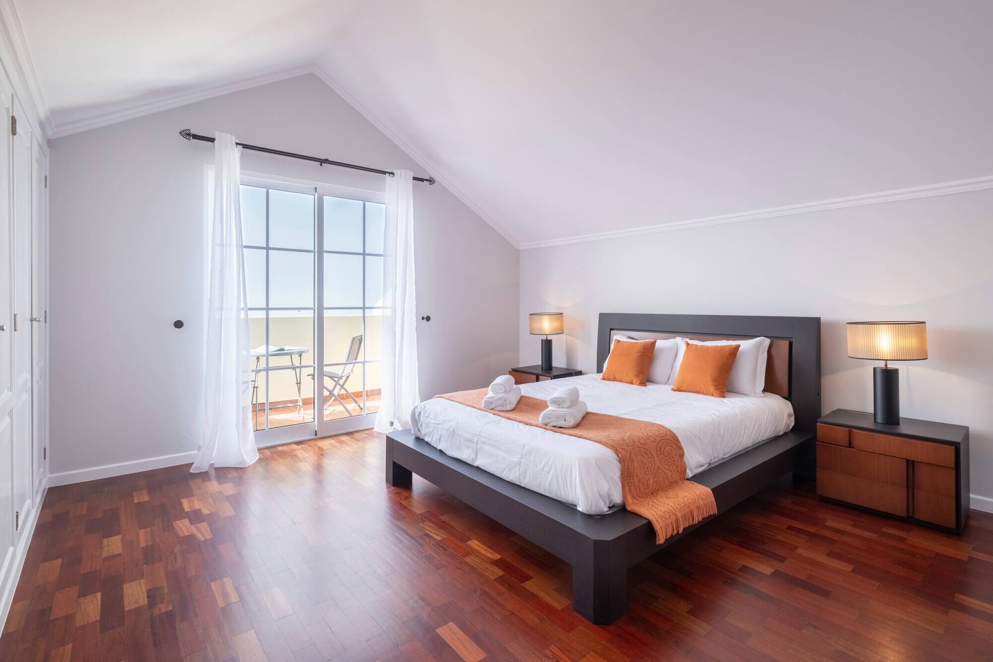 3 bedrooms, iron/ironing board, internet, bed sheets