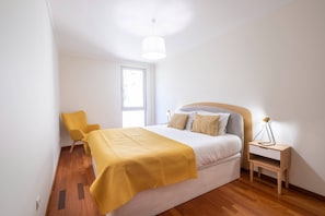 2 bedrooms, iron/ironing board, internet, bed sheets