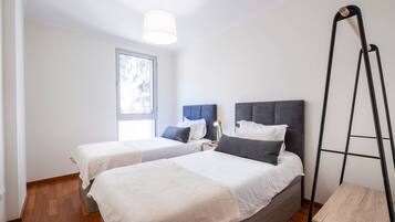 2 bedrooms, iron/ironing board, internet, bed sheets