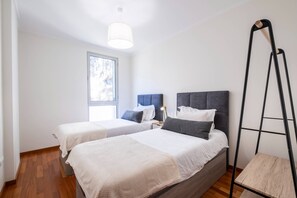 2 bedrooms, iron/ironing board, internet, bed sheets