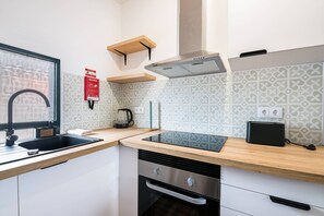 Réfrigérateur, four à micro-ondes, un four, surface de cuisson