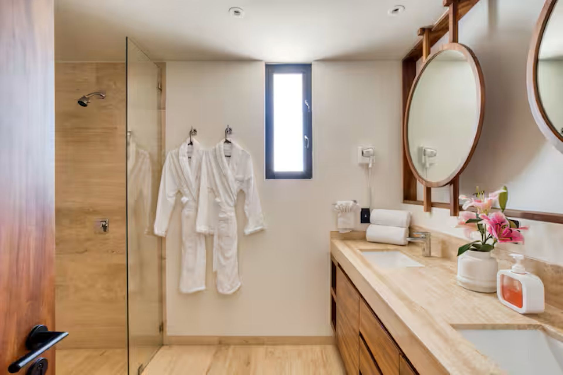 Sèche-cheveux, serviettes fournies, savon, papier toilette