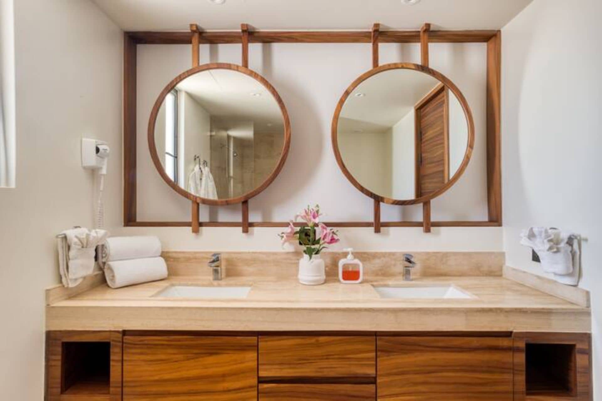 Hårføner, håndklær, såpe og toalettpapir