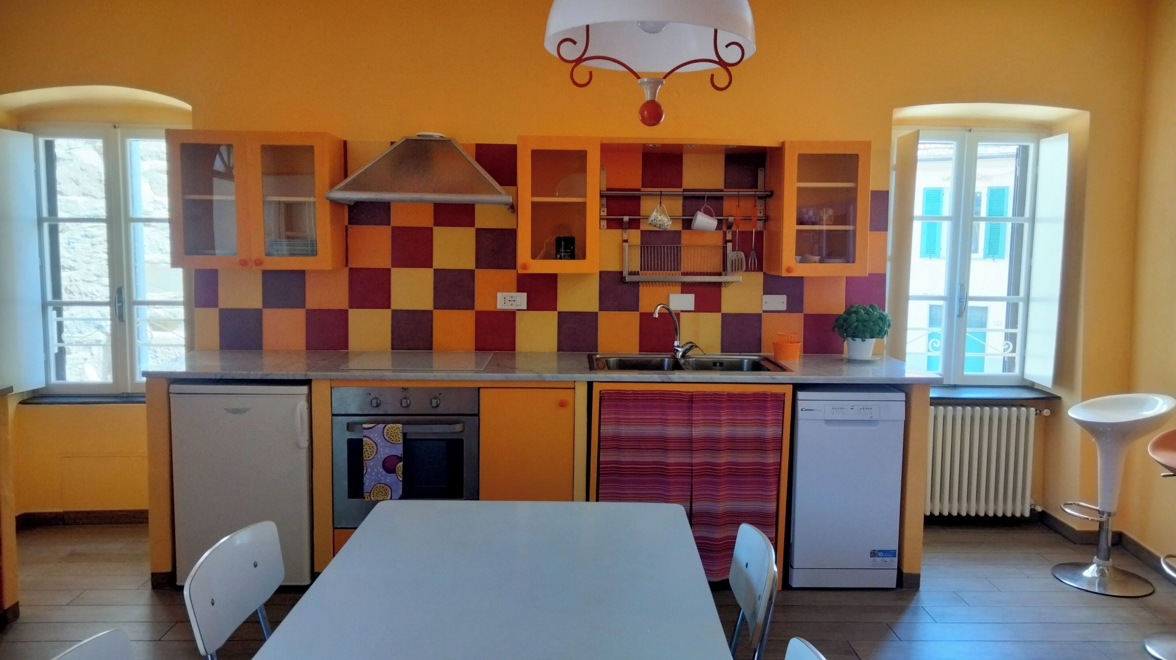 Kjøleskap, ovn, kokeplater og oppvaskmaskin