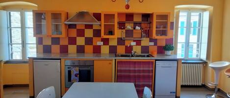 Fridge, oven, stovetop, dishwasher