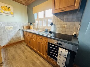 ثلاجة، ميكروويف، فرن، محمصة خبز