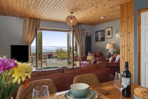 Escape to this charming 2 bedroom dog friendly house with amazing sea views