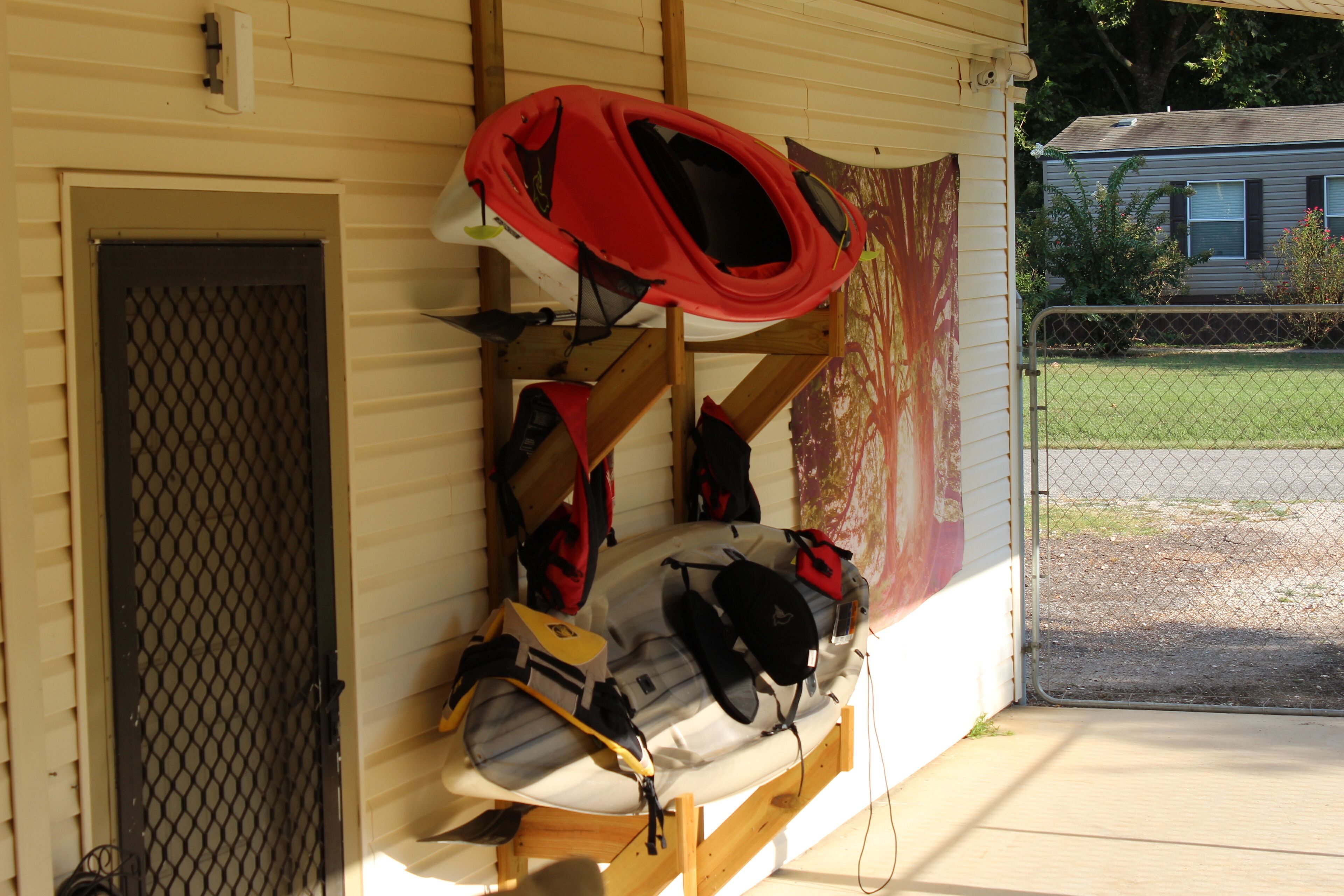 Garagem com caiaque e espaço para guardar equipamentos.