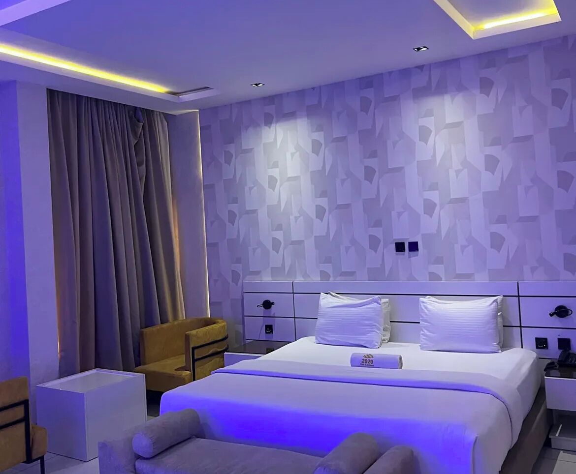 Caja fuerte, escritorio, espacio para trabajar con un portátil