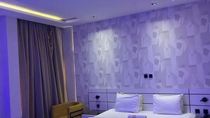 ตู้นิรภัยในห้องพัก, โต๊ะทำงาน, พื้นที่ทำงานแบบใช้แล็ปท็อป, Wi-Fi ฟรี