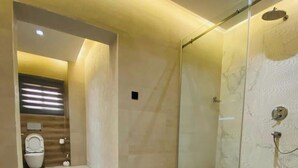 พรีเมียมอพาร์ทเมนท์, ระเบียง | ห้องน้ำ | ฝักบัวในอ่างอาบน้ำ, ของใช้ในห้องน้ำฟรี, ไดร์เป่าผม, ผ้าเช็ดตัว