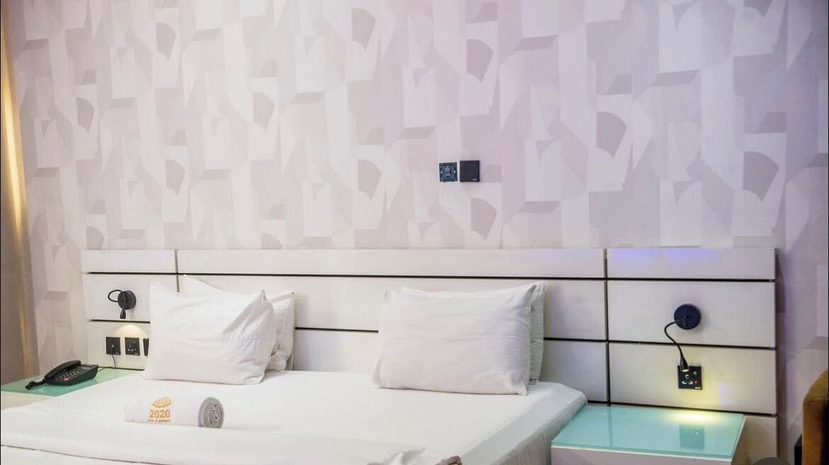 Caja fuerte, escritorio, espacio para trabajar con un portátil