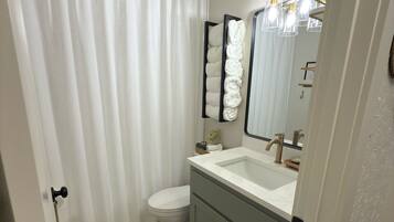 ヘアドライヤー、タオル、石鹸、トイレットペーパー