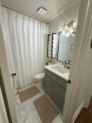 Secadora de cabello, toallas, jabón, papel de baño