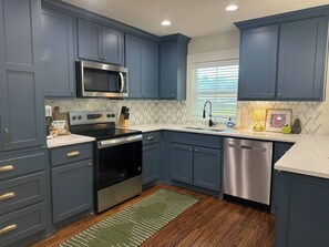 Microondas, horno, placa de cocina y lavavajillas