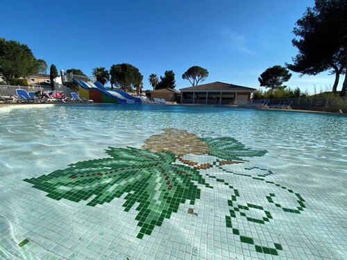 House with terrace overlooking the forest, ideal for leisure activities and heated swimming pool