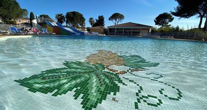 Maison avec terrasse vue sur la forĂȘt, idĂ©ale pour loisirs et piscine chauffĂ©e