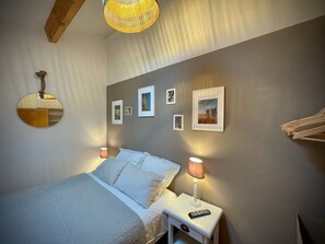 2 عدّة غرف نوم وخدمة الإنترنت وملاءات أسرّة