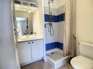 تجهيزات دش، مجففات شعر، مناشف، صابون