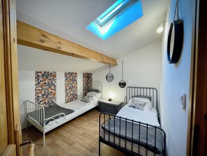 2 عدّة غرف نوم وخدمة الإنترنت وملاءات أسرّة