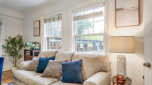 Let's Get Cozy In Seattle! Just Steps From Iconic Sites