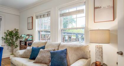 Let's Get Cozy In Seattle! Just Steps From Iconic Sites