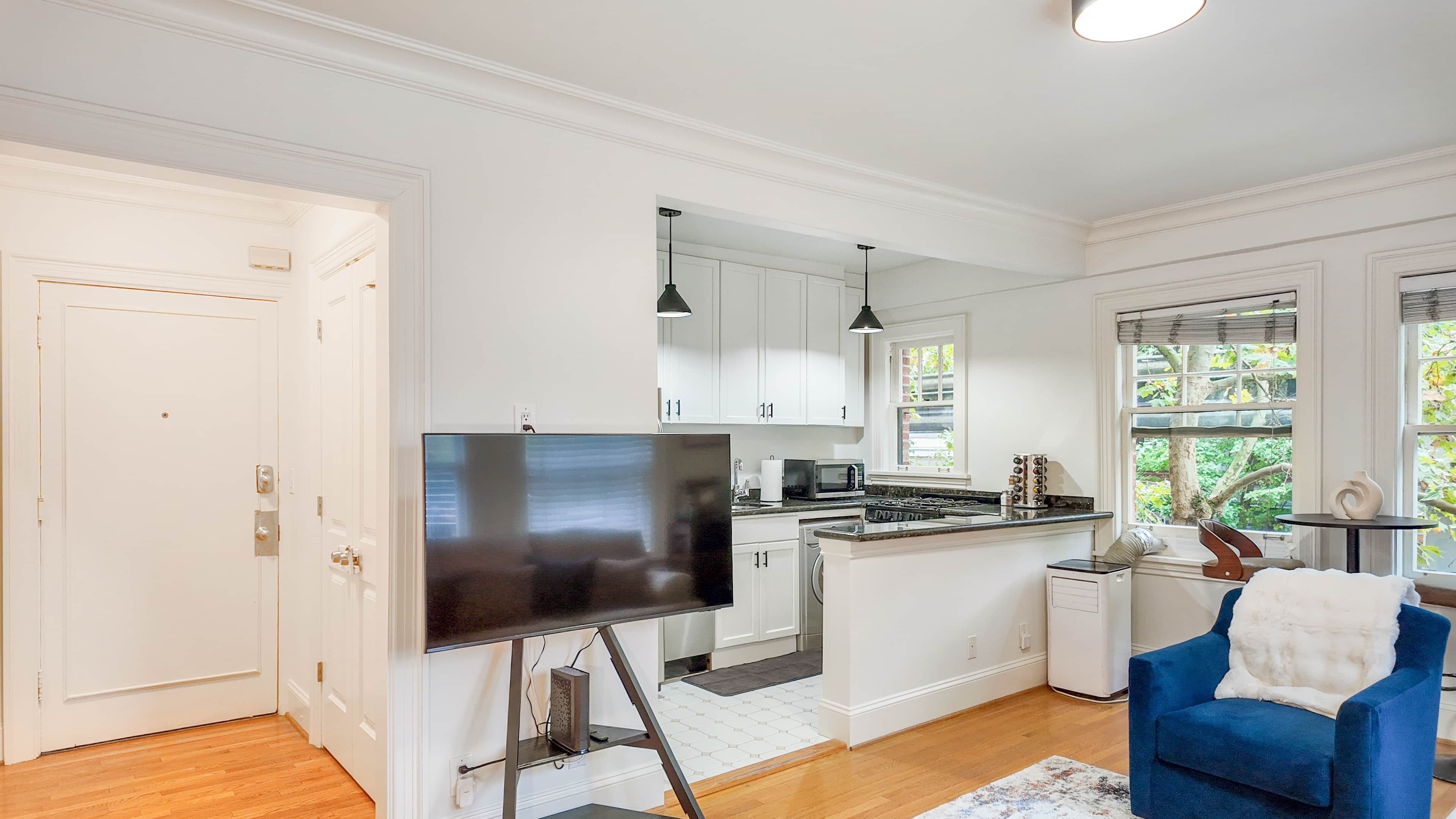 Fridge, stovetop, coffee/tea maker