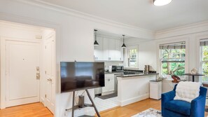 冷蔵庫、コンロ、コーヒー / ティーメーカー