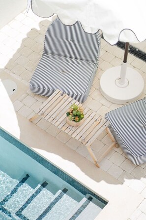Outdoor pool, pool umbrellas, sun loungers