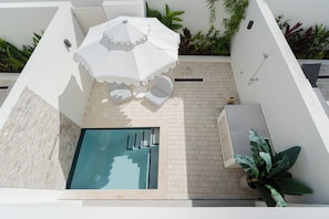 Utomhuspool, parasoller och solstolar