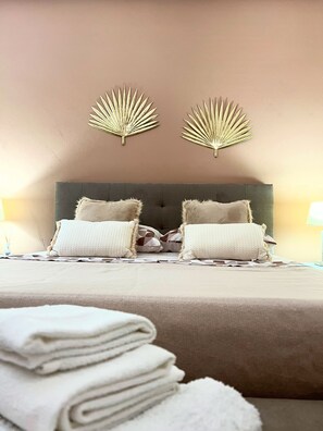 1 habitación, tabla de planchar con plancha y cuna de viaje 