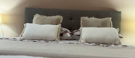 1 slaapkamer, een strijkplank/strijkijzer, internet, beddengoed