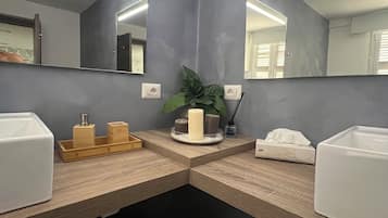 Haartrockner, Handtücher, Seife, Shampoo