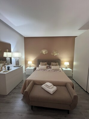 1 habitación, tabla de planchar con plancha y cuna de viaje 