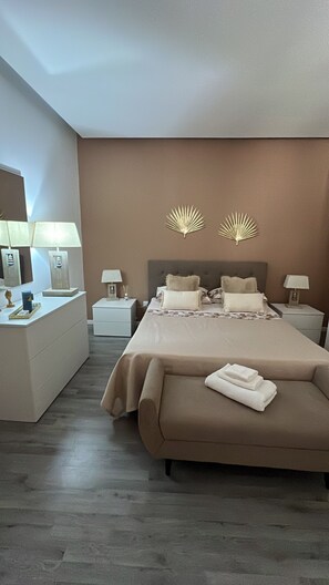 1 habitación, tabla de planchar con plancha y cuna de viaje 
