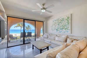 Een televisie, een open haard en boeken