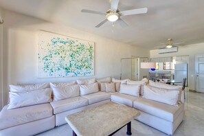 Televisio, takka, kirjoja