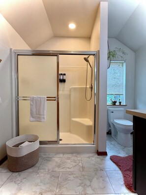 Regadera, secadora de cabello, toallas, jabón 