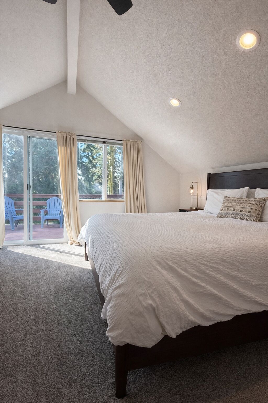 3 soverom, skrivebord, strykejern/-brett og reiseseng for barn