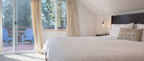 3 soverom, skrivebord, strykejern/-brett og reiseseng for barn