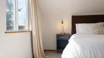 3 soverom, skrivebord, strykejern/-brett og reiseseng for barn