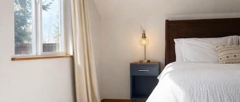 3 habitaciones, escritorio y tabla de planchar con plancha