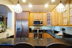 Refrigerador, microondas, horno, placa de cocina