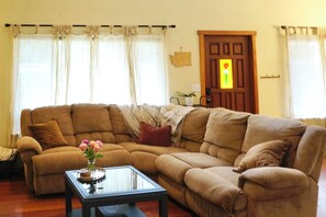 Smart-TV, Kamin, Bücher